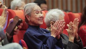 歌仔戲國寶藝師廖瓊枝提前慶祝90歲生日「台灣第一苦旦」、歌仔戲國寶藝師廖瓊枝（中）9日在台灣戲曲學院提前歡慶90歲大壽，子弟兵們與藝文教育界人士都到場賀壽獻祝福，讓她感動表示會克服重重難關、平安長壽。中央社記者裴禛攝  113年11月9日