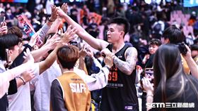 ▲PLG總冠軍賽G2，領航猿前鋒盧峻翔賽後和球迷擊掌。（圖／記者劉彥池攝影）