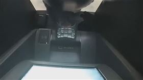 一位中國男子撿到別人的提款卡後，亂輸入密碼，結果真的被他矇中。（圖／翻攝自荔枝新聞）