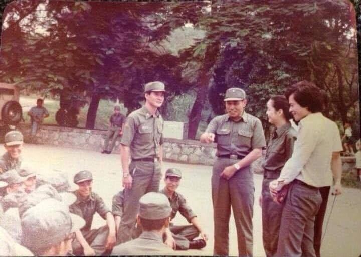 鄧麗君1981年在金門也吻了高帥軍官輔導長薛興華。他生前曾說:這是最棒的回憶。(圖/薛興華夫人提供)