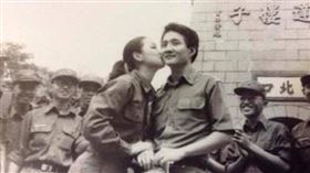 ▲鄧麗君1981年在金門也吻高帥軍官輔導長薛興華。他生前曾說這是最棒回憶。（圖／薛興華夫人提供） 