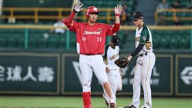 ▲味全龍朱育賢單場敲雙安、2打點，轉隊後首度奪下MVP。（圖／味全龍提供） 