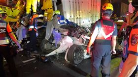 國道深夜發生離譜追撞，場面十分驚悚。（圖／翻攝畫面）