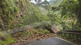 豪雨釀災造成超過千噸土石崩落，道路雙向封閉。（圖／翻攝畫面）