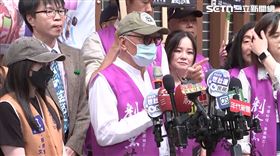 ▲罷免國民黨立委徐巧芯團「剷除黑芯」今（８日）上午到台北市選委會送交第二階段連署書，該案領銜人曹興誠公布連署份數。（圖／翻攝畫面）