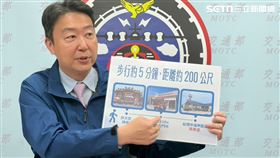 交通部長陳世凱說明白沙屯媽祖回鑾疏運巴士地點。（圖／記者李育道攝影）