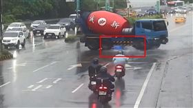 騎士連人帶車撞進預拌混泥土車車底瞬間。（圖／翻攝畫面）
