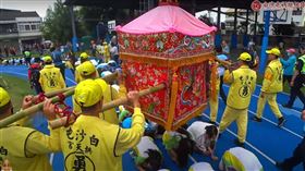 白沙屯媽祖進香，17禁忌，孕婦、香燈腳不能鑽轎底(圖／翻攝自白沙屯媽祖網路電視台YT)