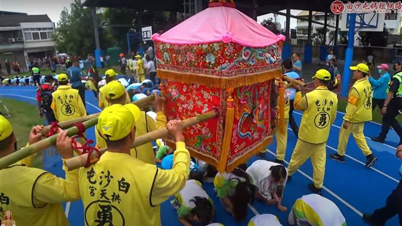 白沙屯媽祖來了快參拜！2種人禁止鑽轎腳