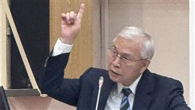 ▲楊金龍強調台幣匯率無受美方施壓，記者會結巴僅是口才問題。楊金龍他同時回應台幣匯率變動難預測，市場供需已逐步恢復正常。（圖／記者師瑞德攝影）