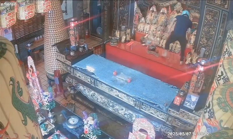 陳姓男子闖入彰化大村的五通宮，持鐮刀大肆破壞，具有300多年歷史的神像慘遭殃。（圖／翻攝畫面）