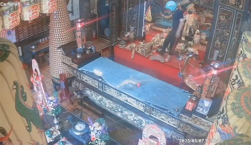 陳姓男子推倒佛像、持鐮刀揮砍，清點後共有25尊神像受損，她表示拒絕向五通宮賠償損失。（圖／翻攝畫面）