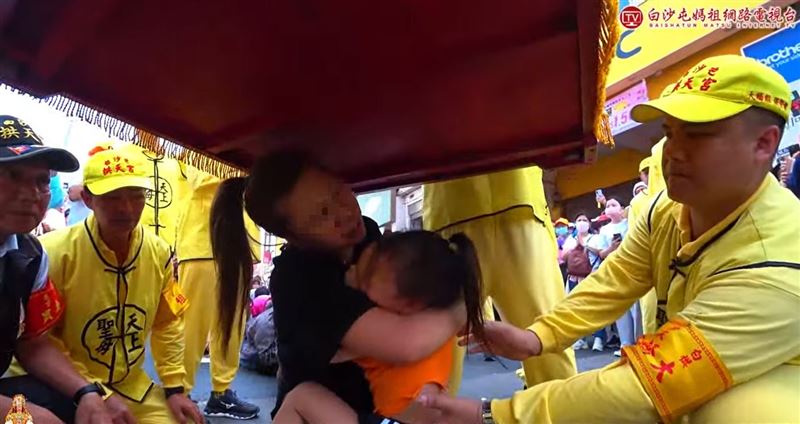 媽媽不斷哭求媽祖保佑4歲還不會說話的女兒，女兒則疑似受到驚嚇嚎啕大哭。(圖／翻攝自白沙屯媽祖網路電視台YT)