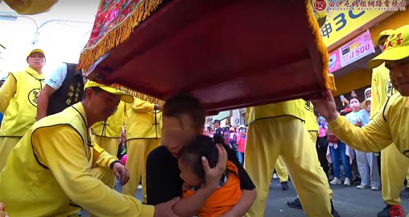 轎班人員細心安撫，聆聽媽媽的祈求(圖／翻攝自白沙屯媽祖網路電視台YT)