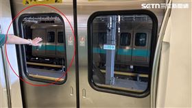 破裂的出門玻璃，洞大到一般成年人體型半截可貫穿。（圖／翻攝畫面）