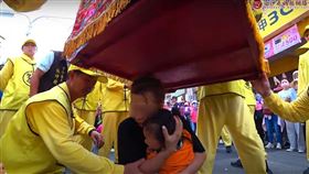 4歲女兒不會說話，母女鑽轎底祈福，白沙屯媽祖輕觸母女，撫慰，彰化秀水彰水路(圖／翻攝自白沙屯媽祖網路電視台YT)