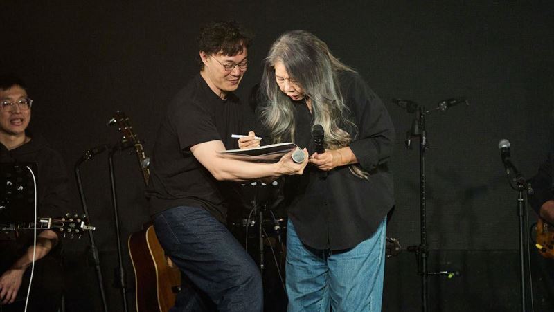 陳奕迅突衝上台　陳小霞曝私下特別關係