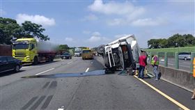 國道3號，車禍，苑裡，曳引車翻覆，雙向封閉，橫跨分隔島(圖／翻攝畫面)