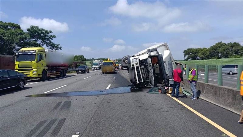 國3苗栗段接連2車禍　曳引車橫躺雙向封閉