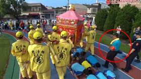▲網友好奇白沙屯媽祖鑾轎旁跟著的紅臂章男子是誰。（圖／翻攝自臉書／白沙屯媽祖全球徒步聯誼會）