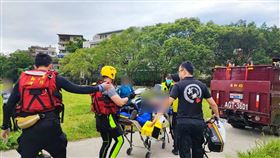 警消稍早尋獲落水男子，目前正送往醫院搶救中。（圖／翻攝畫面）