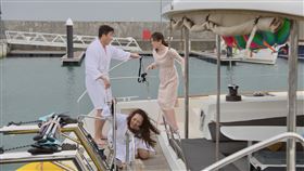 吳欣樺（左）跟劉至翰（右）在民視八點檔《好運來》中到遊艇上偷情。（圖／民視提供）