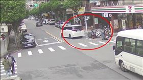 曾男酒駕，撞翻路邊停妥的無辜機車。（圖／翻攝畫面）