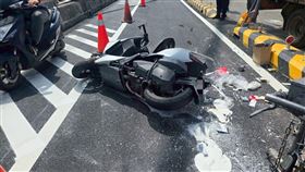 繪製工程車遭撞飛後，顏料也灑的到處都是。（圖／警方提供）