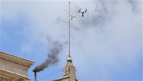 樞密會議投票結束，梵蒂岡西斯汀教的煙囪放黑煙。（圖／美聯社／達志影像）
