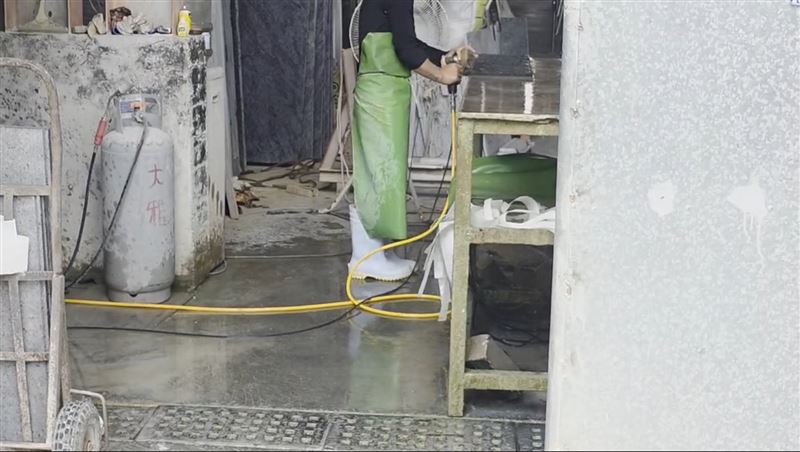 嘉義石材廠老闆知道400萬鉅款主人後傻眼:「怎麼有那麼多錢?」。(圖/翻攝畫面)