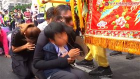 白沙屯,白沙屯媽,母子,腦瘤,祈求,跪地,哭喊（圖／翻攝自白沙屯媽祖網路電視台YT）