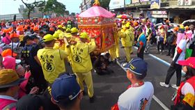 白沙屯,白沙屯媽,母子,腦瘤,祈求,跪地,哭喊（圖／翻攝自白沙屯媽祖網路電視台YT）