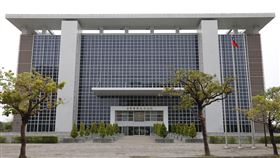 前海軍上兵涉酒後持斧毀物踹長官  橋院判刑6月蔡姓男子113年在海軍某艦隊擔任上等兵期間，涉嫌酒後持艦上消防用太平斧損壞公布欄，並出言辱罵及恫嚇在旁觀看的中士，且以右腳踹對方，造成中士左側前胸壁及腹壁等處挫傷，橋頭地方法院（圖）依違反陸海空軍刑法等罪，處蔡男6月徒刑。中央社記者張已(??兼)攝  114年3月23日