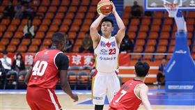 SBL裕隆橫掃台銀　成功3連霸（1）2025第22屆SBL超級籃球聯賽總冠軍賽第3戰8日登場，賽前聽牌的裕隆集團籃球隊掌握優勢，終場以65比62橫掃台灣銀行、完成3連霸，陣中藍少甫（中）全場貢獻16分。中央社記者張新偉攝  114年5月8日