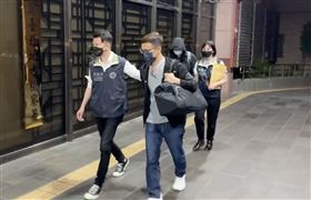 ▲余正煌（前）再度被移送北檢複訊。國防部軍事情報關侯俊榮也被移送。（圖／翻攝畫面）