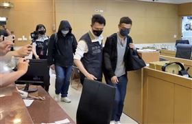 ▲余正煌（前）再度被移送北檢複訊。國防部軍事情報關侯俊榮也被移送。（圖／翻攝畫面）