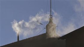 西斯汀教堂的煙囪在台灣時間9日凌晨零點10分左右升起白煙，顯示已經選出了新教宗。（圖／美聯社／達志影像）