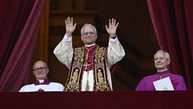 梵蒂岡西斯汀教堂的煙囪8日下午冒出白煙，樞機主教們在樞密會議第二天選出美國籍的普瑞弗斯特（中），成為已故教宗方濟各的繼任者。（圖／美聯社／達志影像）