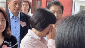 ▲吳思瑤9日在立法院議場前聲援林月琴，林月琴當場數次拭淚。（圖／記者蘇晏男攝影）