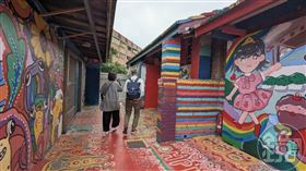 舊房舍塗上厚重色彩，視覺別具一格。