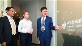
▲全球人壽各分公司皆設有友善服務專屬櫃檯，嘉惠任何有需要的客戶。圖中為全球人壽董事長林文惠、左為全球人壽總經理馬君碩。（圖／全球人壽提供）