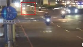 事故發生瞬間騎機車的林姓騎士犁田。（圖／翻攝畫面）