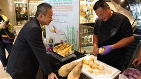 ▲現場試吃綠竹筍。（圖／木柵區農會提供） 