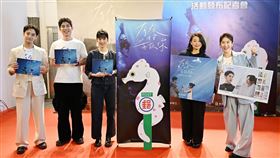 ▲電影《有病才會喜歡你》演員及執行監製，右起百白、張佩郁、江齊、詹懷雲及劉修甫，一起宣傳與中華郵政聯名發行的「有病才會喜歡你電影聯名郵摺」。（圖／中華郵政） 