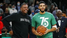 ▲波士頓塞爾提克傳奇球星「真理」皮爾斯（左）。（圖／美聯社／達志影像）