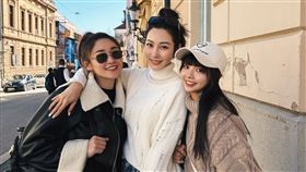 張文綺（左起）、曾莞婷、徐凱希在扎格雷布合影。（圖／時代創藝提供）