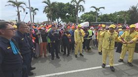 「粉紅超跑」飆車！台中2地警脫帽接駕