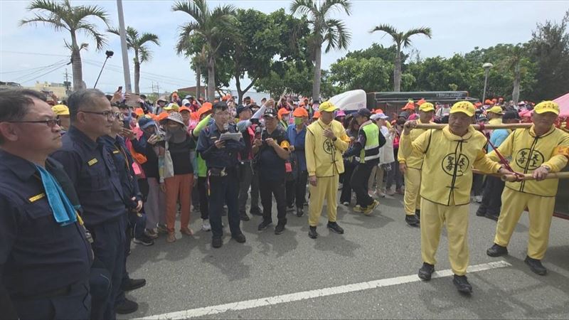 「粉紅超跑」飆車抵清水！台中警脫帽接駕