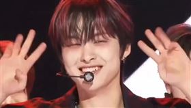 ▲FANTASY BOYS成員疑似比出「求救手勢」。（圖／翻攝自韓網theqoo） 