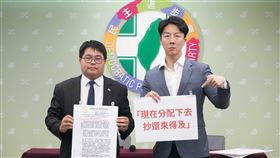 ▲民進黨發言人吳崢、律師黃帝穎召開「就是抄！國民黨偽造連署罪證確鑿，朱立倫別再閃躲！」記者會。（圖／民進黨提供）